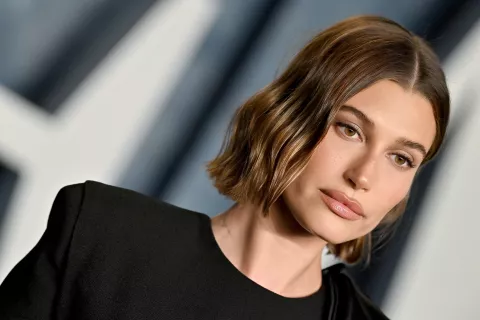 Hailey Bieber y la tendencia de uñas transparentes: 7 diseños para lucirlas Hailey Bieber es una de las celebrities que compartió cómo usa esta nueva tendencia.