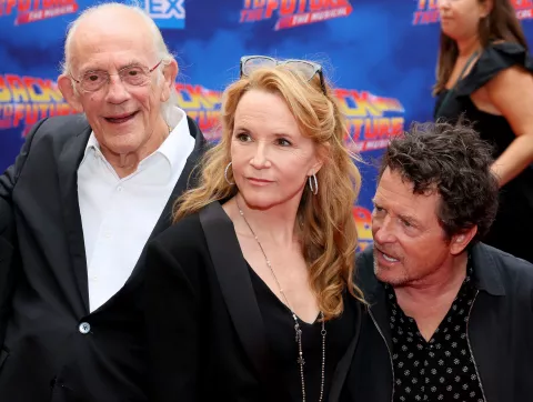 Volver al futuro: así fue el emocionante reencuentro de Michael J. Fox, Christopher Lloyd y Lea Thompson en Broadway Michael J. Fox, Christopher Lloyd y Lea Thompson en el estreno de la obra musical de Volver al futuro.