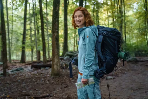 Netflix: por qué deberías mirar Felicidad para principiantes, su nueva comedia Ellie Kemper sale a buscar la felicidad en las montañas.