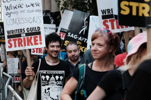 Huelga de actores y guionistas de Hollywood: las claves para entender este conflicto histórico Los guionistas y actores se unieron para reclamar mejores salarios.