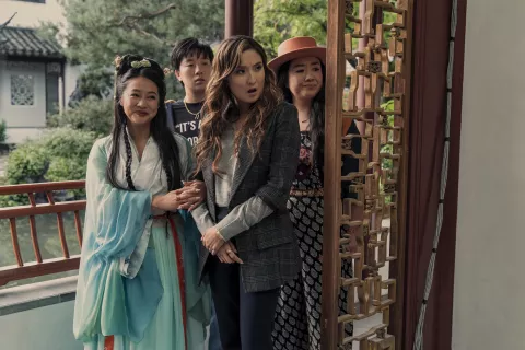 Locas en apuro: estrena en el cine la comedia de una de las protagonistas de Emily in Paris Cuatro amigas, un viaje a China y muchas locuras.