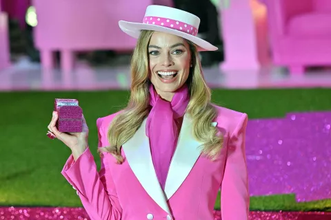 Efecto Barbie: ¿por qué la película de Margot Robbie tiñó el mundo de rosa? Margot Robbie, la Barbie más marketinera