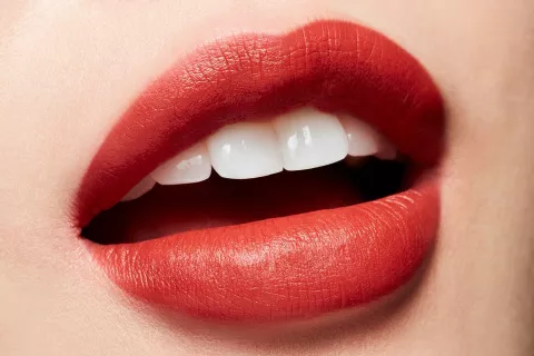 Estos son los 3 colores de labial que nunca deberían faltar en tu neceser de maquillaje 3 tonos de labial para celebrar su día.