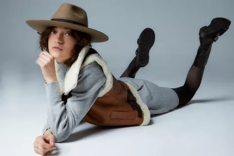 Moda de invierno: ¿cuáles son las prendas tendencia de la temporada y cómo usarlas en tus looks? CHALECO DE CUERO (MYM, $159.900), VESTIDO DE PUNTO (WHY DONNA, $35.000), MEDIAS (MARIA GOROF), BOTAS (LU BOLOQUE, $61.490), SOMBRERO DE FIELTRO (COMPAÑÍA DE SOMBREROS, $35.000).