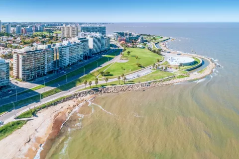 Crisis de agua potable en Uruguay: ¿qué pasó? La costa de Montevideo, barrio de Pocitos.