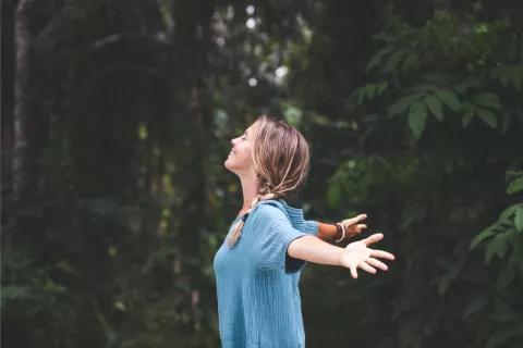 Bienestar: por qué es fundamental mantener la positividad y creer que todo va a salir bien mujer-bienestar-positivo.png