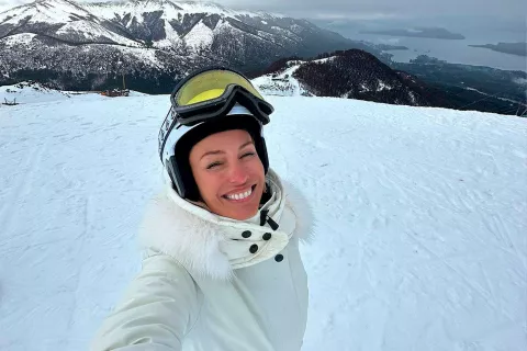 Pampita: su increíble look total white para hacer snowboard en Neuquén Pampita enloqueció a sus seguidores con un look total white en la nieve.