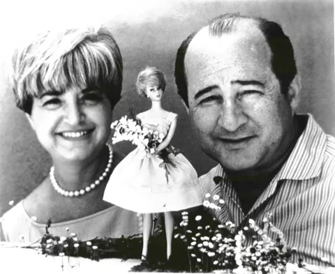 La triste historia detrás de Ruth Handler, la empresaria creadora de Barbie Ruth Handler, la empresaria creadora de la muñeca Barbie. Junto a su esposo Elliot fundaron la compañía de juguetes Mattel.