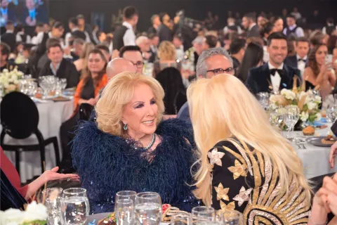 Martín Fierro 2023: el emotivo reencuentro entre Mirtha Legrand y Susana Giménez El emotivo reencuentro entre Mirtha Legrand y Susana Giménez.