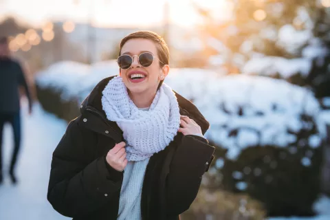 ¿Cómo cuidar los ojos en invierno? Los anteojos de sol, son un modo de proteger la vista frente en ambientes de nieve.