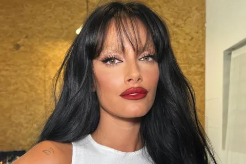 Oriana Sabatini se enojó con los que la acusaron de dejar su carrera por Paulo Dybala Oriana Sabatini eligió las uñas francesitas con color para su última producción.