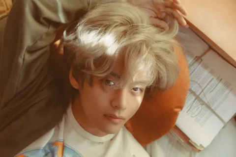 Kim Tae-Hyung, V de BTS dejó a ARMY sin palabras con sus exclusivas fotos para Layover Kim Tae-Hyung, V de BTS dejó a ARMY sin palabras con sus exclusivas fotos para Layover.