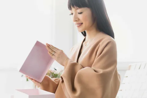 El método de las 4 cajas de Marie Kondo para ordenar tu armario Marie Kondo: cómo organizar tu armario en 4 cajas.