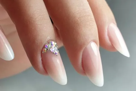 Manicura americana: cómo es y en qué se diferencia a la francesa Qué es la manicura americana y cómo se diferencia de la francesa.
