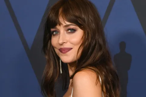 Dakota Johnson: se animó a un radical cambio de look y dejó atrás el castaño oscuro Dakota Johnson y su radical cambio de look.