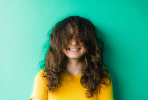 Frizz: 7 consejos claves para cuidar tu pelo en los días de humedad Frizz: cómo evitarlo en los días de tanta humedad.