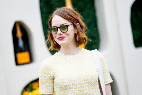 Emma Stone se animó al cambió de look y marcó tendencia con su corte bob shaggy Emma Stone sorprendió con un nuevo look.