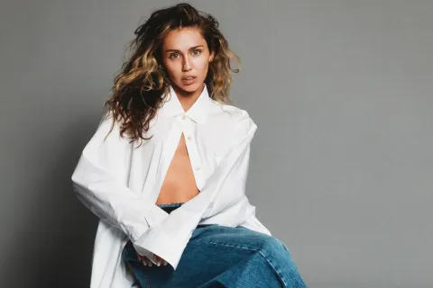 Miley Cyrus: estrenó su esperadísima nueva canción, Used to Be Young Used to Be Young, la flamante canción estreno de Miley Cyrus, ya está disponible en todas las plataformas digitales.