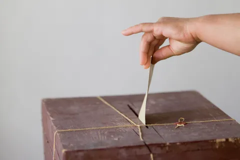 Elecciones 2023: una guía con información política para que no nos gane la apatía noseaquienvotar_bomba_principal.jpg