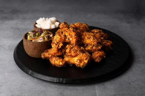 Guía Michelin recomienda 5 platos coreanos: ¿dónde probarlos en Buenos Aires? El pollo frito de Maniko es imperdible.