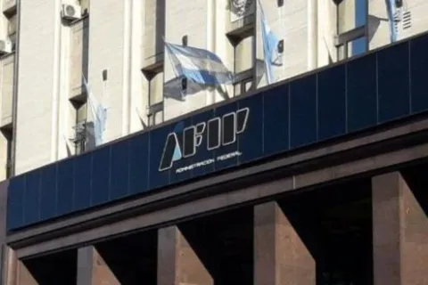 La AFIP redujo del 25% al 5% el impuesto al dólar turista: ¿cómo impacta para viajar al exterior? La AFIP redujo del 25% al 5% el impuesto al dólar turista: ¿qué significa?