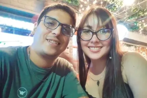 Femicidio en Moreno: el hijo de un diputado dijo que su novia se descompensó porque le faltaba el aire, pero él la había estrangulado Femicidio en Moreno: el hijo de un diputado dijo que su novia se descompensó porque le faltaba el aire, pero había sido estrangulada.