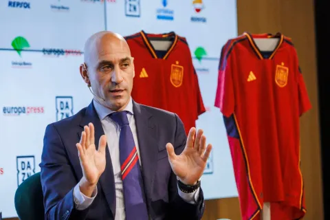 Caso Rubiales: su madre se encerró en una iglesia e inició una huelga de hambre en defensa de su hijo “No voy a dimitir”: Rubiales se queda en la Federación a pesar del polémico beso a Jenni Hermoso.