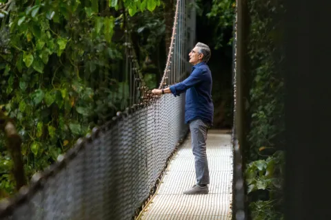 Estas son las 7 mejores series feel good que te van a ayudar a desconectar el finde largo The Reluctant Traveler está disponible en AppleTv+.