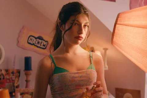 Adam Sandler en Netflix: qué tenés que saber sobre ¡No estás invitada a mi bat mitzváh! Sunny Sandler como Stacy Friedman in You Are So Not Invited To My Bat Mitzvah