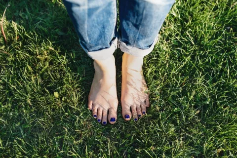 Grounding: estos son los beneficios de pisar descalzo el pasto Grounding: qué es y qué beneficios trae.