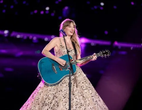 Taylor Swift, de la mano con Travis Kelce: ¿noviazgo confirmado? Taylor Swift llegará a Argentina en noviembre.