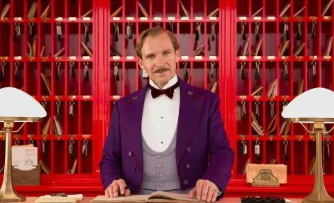 Star+: 5 películas que la rompieron en el cine y ahora podés disfrutar en streaming Ralph Fiennes nos da la bienvenida al Gran Hotel Budapest.