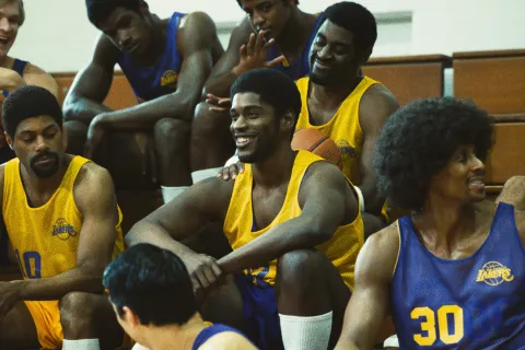 Tiempo de ganar: así se creó el icónico vestuario de la serie de HBO Max Los Lakers después del triunfo.