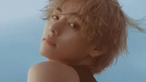 V de BTS: presenta el video de Slow Dancing, su nuevo tema como solista en Layover V de BTS presentó su nuevo tema Slow Dancing.