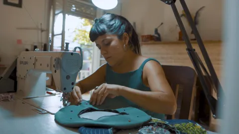 Es diseñadora, estudió en Barcelona, se perfeccionó en Chile y fundó su propia marca de moda reciclada en Argentina Pía García Balaguer en 2018 fundó Vulca, su marca de moda upcycling.