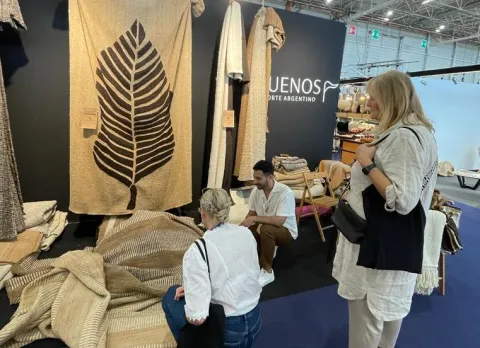 Estas alfombras artesanales de Santiago del Estero son furor en París Los tejidos artesanales fueron furor en la feria Maison&Objet de París.