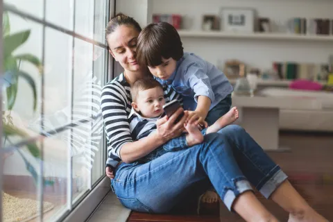 ¿Por qué no deberías darle un celular a un niño menor de 3 años?