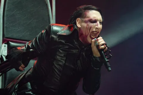 Marilyn Manson fue condenado por agredir a una camarógrafa: cuál es su sentencia Marilyn Manson fue condenado por agredir a una camarógrafa