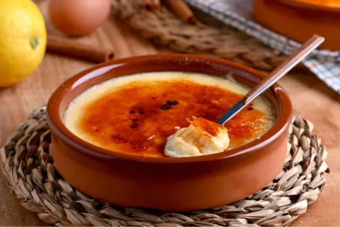 Algunos la comparan con la creme brulee, sin embargo, los que saben prepararla coinciden en que tienen pocos puntos en común