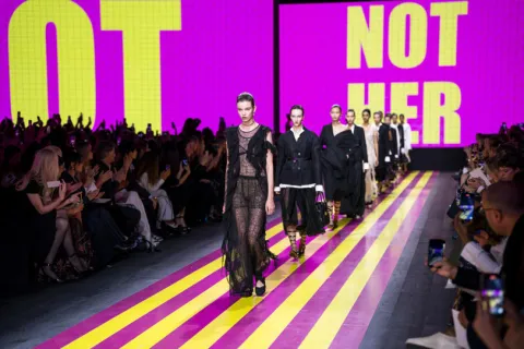De femineidad y feminismos, así es la nueva mujer de Dior, según el desfile primavera-verano 2024 de Maria Grazia Chiuri Not her, la puesta en escena en el desfile de Dior en Paris Fashion Week