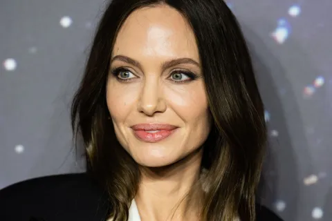 Angelina Jolie reveló por qué dejó de hacer películas: “No me he sentido yo misma en la última década” Angelina Jolie reveló por qué dejó de hacer películas: “No me he sentido yo misma en la última década”.