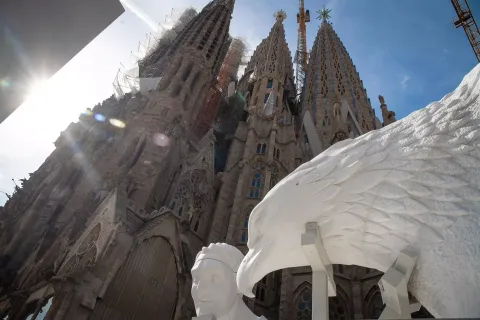 La Sagrada Familia de Barcelona culmina las torres de los Evangelistas: la obra de Gaudí está más cerca de completarse Las Torres de los Evangelistas, finalizadas