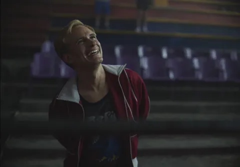 Está protagonizada por Gael García Bernal y Bad Bunny, y ya es un éxito en Prime Video Gael García Bernal es Cassandro, el Liberace de la lucha libre.