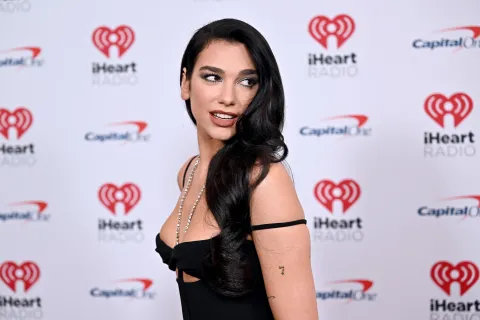 Dua Lipa se enamoró de Cien Años de Soledad: "Este libro me hechizó" Dua Lipa recomienda un libro clásico de la literatura latinoamericana.