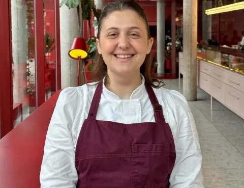 Julia Debicki: la participante de Bake Off que se transformó en mano derecha de Betular en su patisserie Julia tiene 24 años y, tras su paso por Bake Off, se convirtió en la mano derecha de Damián Betular en su pastelería.