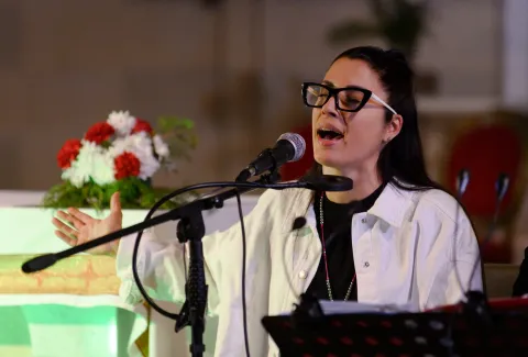 Quién es Leda Bergonzi, la sanadora a la que fue a ver la familia de Messi: por qué desató la pólémica Leda Bergonzi es una rosarina de 44 años que tiene dotes sanadores y está avalada por la Iglesia.