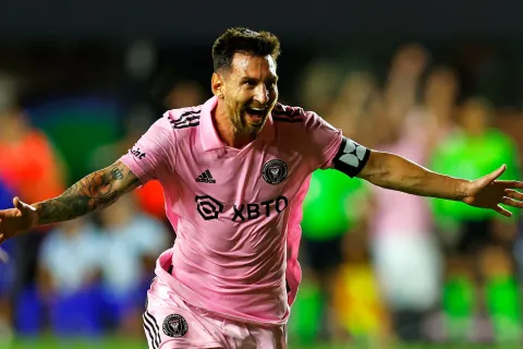 Lionel Messi compró una millonaria casa en Miami: cómo es y cuánto costó su nuevo hogar El futbolista Lionel Messi compró una nueva casa para vivir con su familia en Miami.