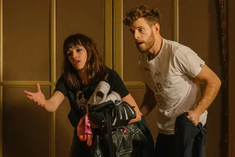 Está disponible en Netflix, dura menos de 2 horas y es la comedia más divertida que vas a ver Loco por ella está disponible en Netflix.