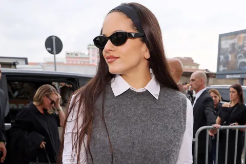 Rosalía reapareció frente a cámaras y se robó todas las miradas con su look para la Milán Fashion Week Rosalía dijo presente en la Milán Fashion Week.