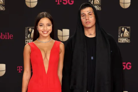 Duki y Emilia Mernes: desde cuándo se conocen y hace cuánto que son pareja Emilia Mernes y Duki en una alfombra roja.